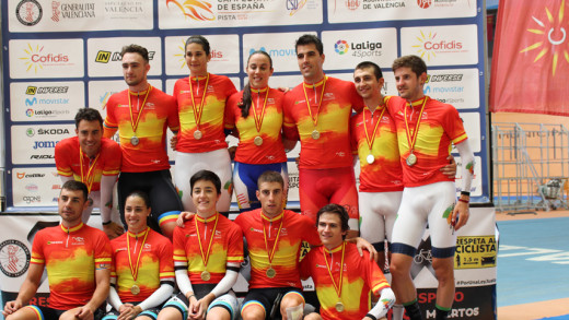 Torres, a la izquierda, junto al resto de medallistas.