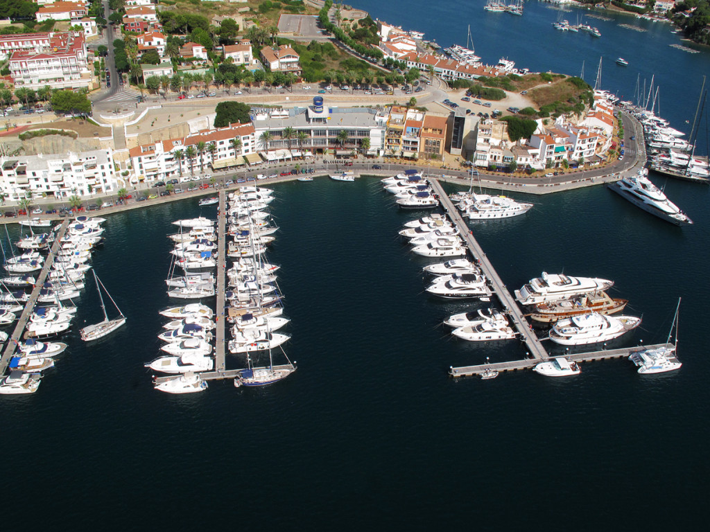 Barcos en el puerto de Maó.