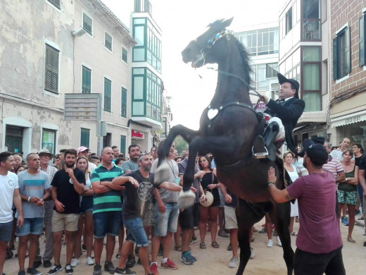 Maó se echa a la calle