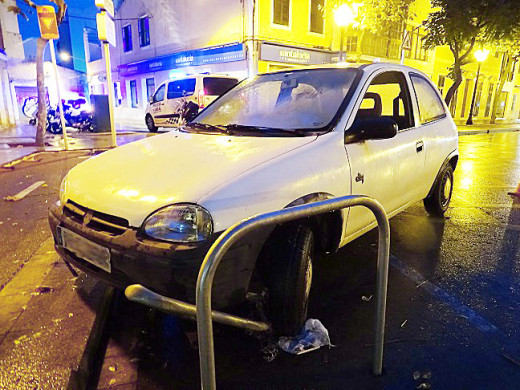 Imagen del coche accidentado (Foto: Policía Local de Ciutadella)