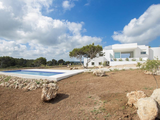 (Vídeo y fotos) El espectacular chalet de líneas modernas que impresiona en Coves Noves