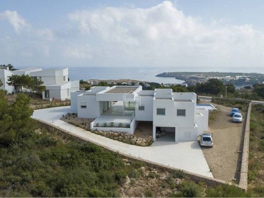 (Vídeo y fotos) El espectacular chalet de líneas modernas que impresiona en Coves Noves