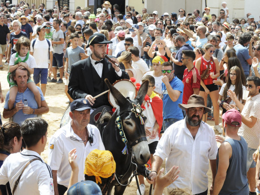 (Fotos y vídeos) Fiesta y júbilo en Maó