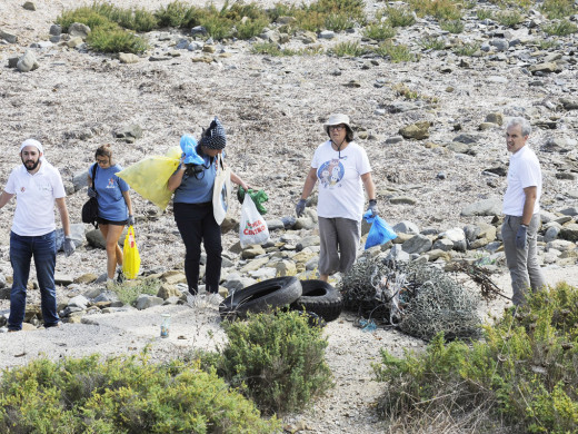 (FOTOS Y VÍDEO) La Reina Doña Sofía participa en la limpieza de plásticos en el puerto de Maó