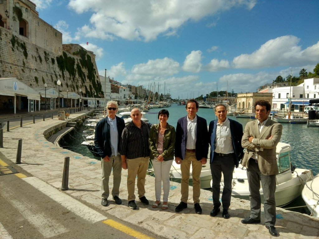 El conseller Marc Pons y la alcaldesa  Joana Gomila acompañados de representantes de comercios, restauración, Club Náutico y Cofradía de Pescadores