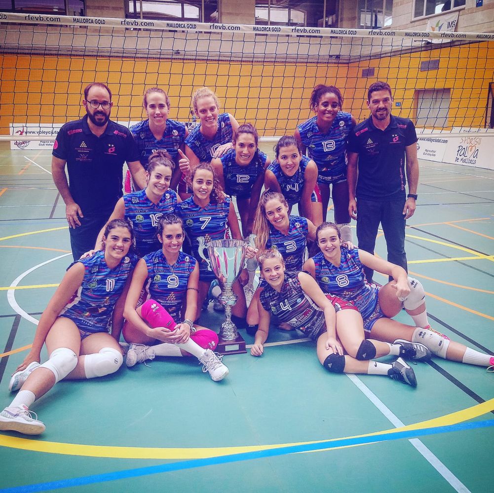 Jugadoras y cuerpo técnico del Avarca de Menorca, posando con el trofeo (Foto: Vòlei Ciutadella)