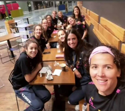 Las jugadoras del Avarca, en el Aeropuerto de Menorca rumbo a Madrid (Foto: Vòlei Ciutadella)