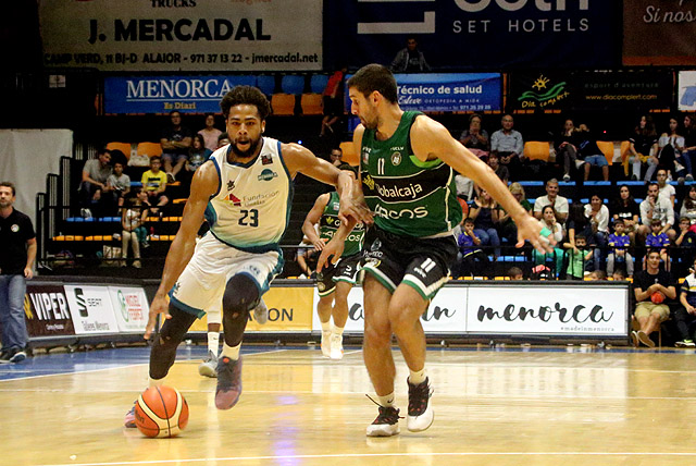 Richaud Pack sube la pelota (Fotos: deportesmenorca.com)