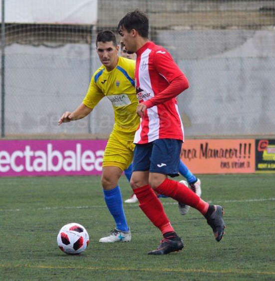 Robert Pulido persigue a un rival (Fotos: Pep Sila para futbolbalear.es)