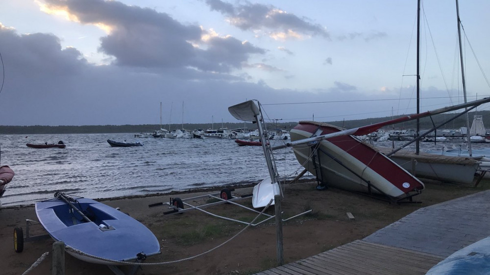 Un barco afectando por el viento (Fotos: @Meteo_Menorca)