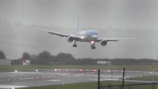 Imagen del avión aterrizando.