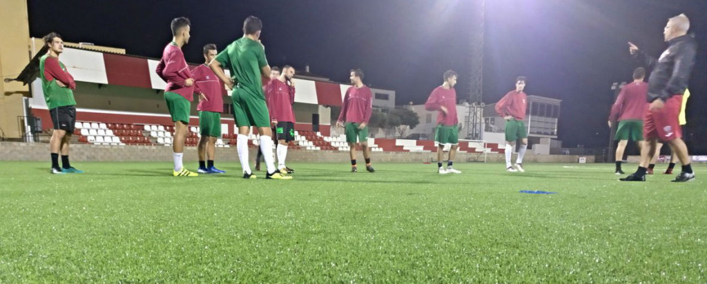 El equipo de Tercera, entrenando en Sant Martí (Foto: CE Mercadal)