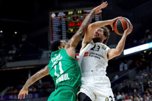 Llull penetra a canasta ante el Darussafaka (Foto: Euroliga)