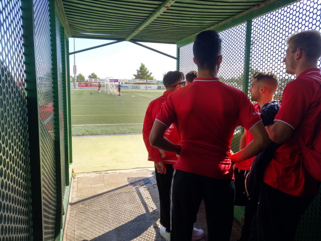 Los jugadores del Mercadal, en Santa Eulàlia (Foto: CE Mercadal)