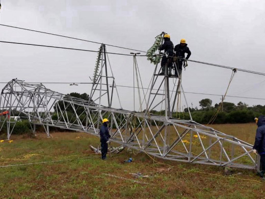 (Fotos) Red Eléctrica asegura que restablecerá el suministro en un máximo de 48 horas