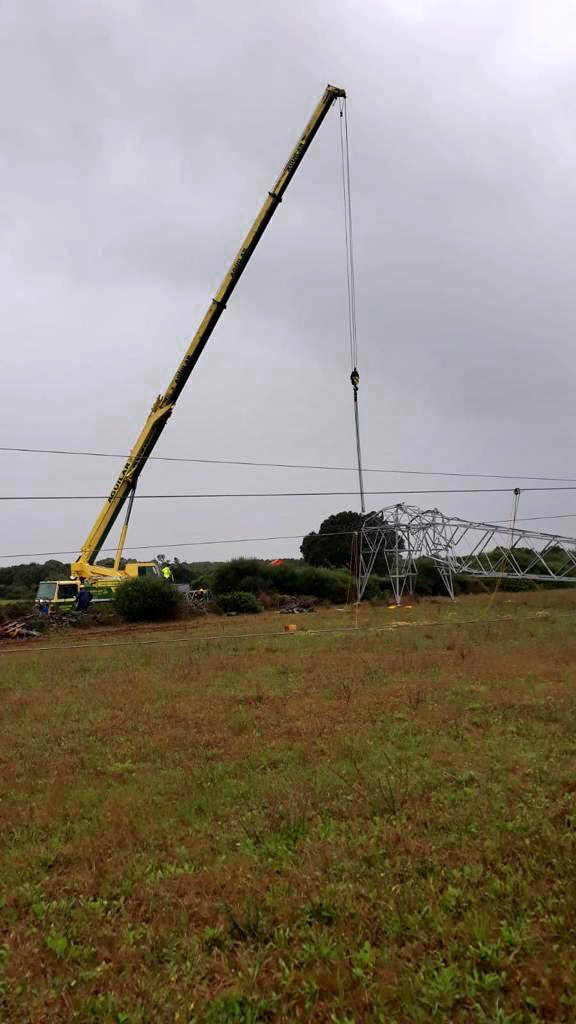 Operarios de Endesa trabajan  en la segunda torre que garantice el suministro eléctrico en Menorca