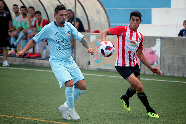 Toni Sintes, ante un rival (Fotos: deportesmenorca.com)