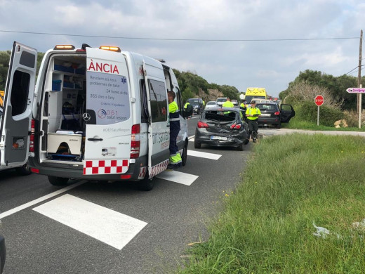 (Fotos) Tres heridos leves en un accidente en el desvío de Talatí