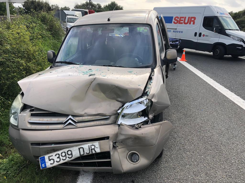 Imagen de un accidente en la carretera general de Menorca