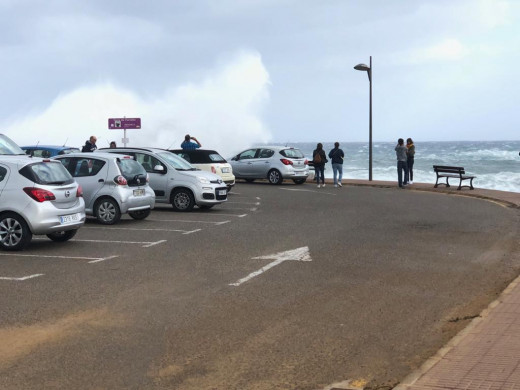 Olas rompiendo sobre las rocas y muchos visitantes (Foto y vídeo: Tolo Mercadal)