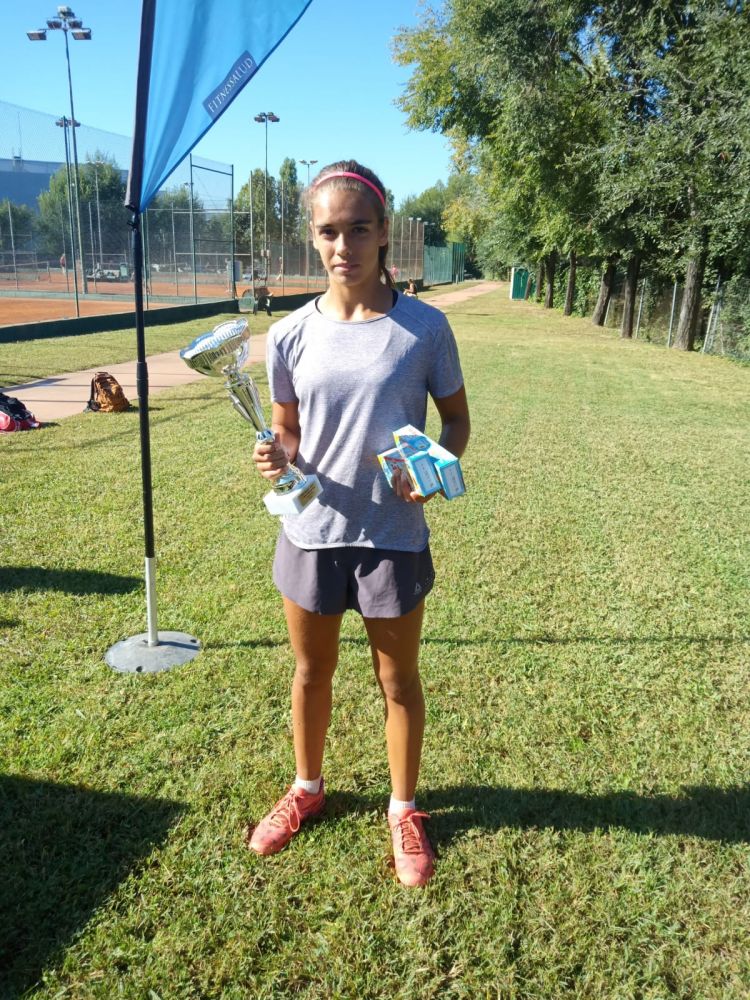 Gemma Negré, con el trofeo.