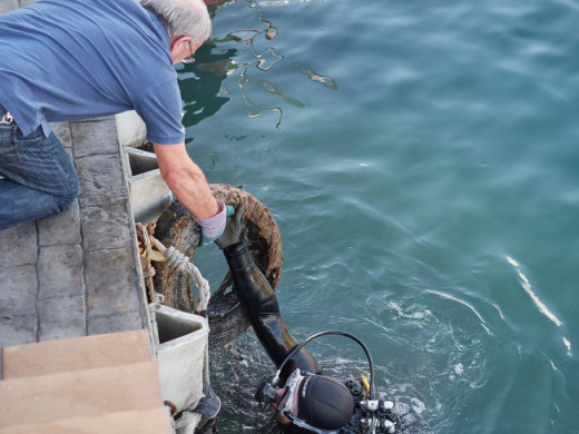 Sacan más de 3.000 kilos de basuras del fondo del puerto de Ciutadella