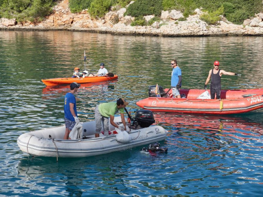 Sacan más de 3.000 kilos de basuras del fondo del puerto de Ciutadella