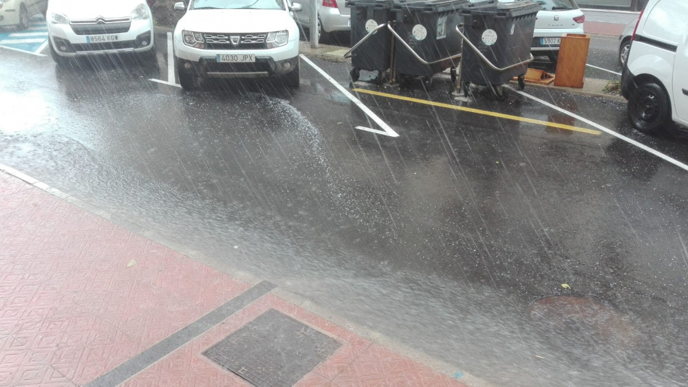 Imagen de la granizada en el centro de Maó.