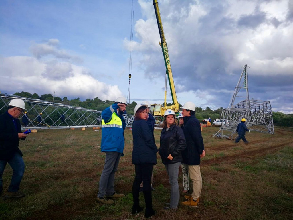 Continúan trabajando en levantar las torres de suministro eléctrico que el "cap de fibló" arrasó