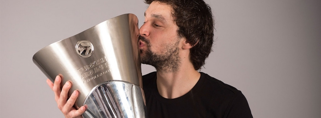 Llull, besando el trofeo.