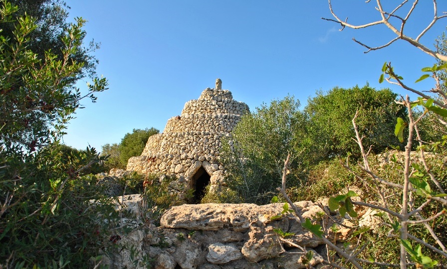 Muros de piedra seca y "barraques" en Menorca