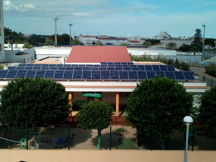 En algunos edificios públicos de la isla ya han optado por las energías renovables