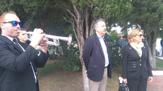 Toque de silencio en el cementerio de Alaior en la festividad de Todos Los Santos