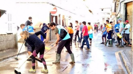 Voluntarios en labores de limpieza.