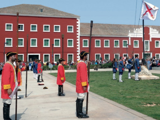 La Mola explica 175 años de bandera rojigualda