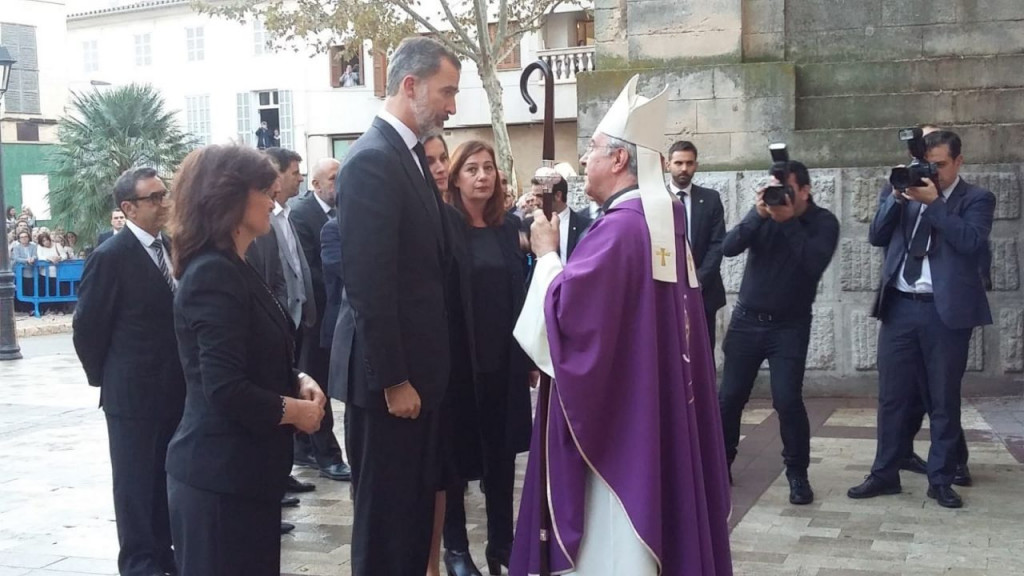 Taltavull, departiendo con los Reyes antes de la misa (Fotos: mallorcadiario.com)