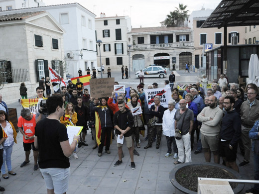 (Fotos) 150 personas recuerdan el 1-O catalán en Maó