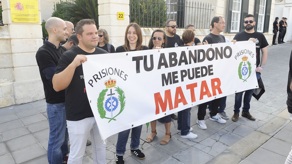 Los funcionarios de prisiones de Menorca se han concentrado esta mañana ante la sede de la Dirección Insular del Estado