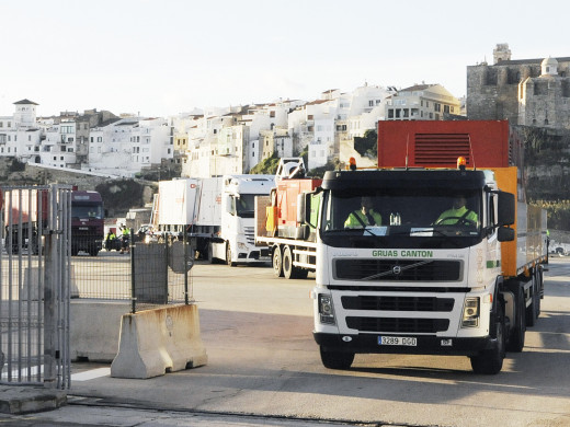 (Fotos) Llegan 50 grupos electrógenos más al puerto de Maó