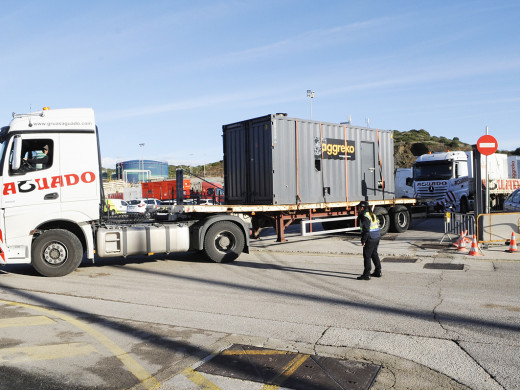 (Fotos) Llegan 50 grupos electrógenos más al puerto de Maó