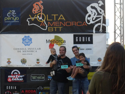 (Fotos) La Volta a Menorca en BTT se une al dolor de Mallorca