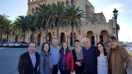 Miembros del partido, en la plaça des Born de Ciutadella.