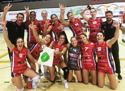 Jugadoras y cuerpo técnico celebran el triunfo tras el partido (Foto: CV Ciutadella)