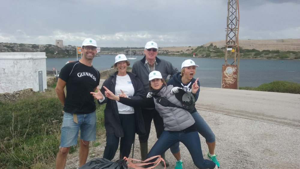 Voluntarios, tras la recogida (Fotos: Beachclean)