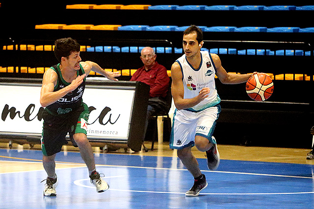 Pitu Jiménez, subiendo la pelota (Fotos: deportesmenorca.com)