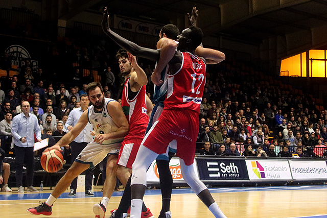 Biel Torres penetra a canasta (Fotos: deportesmenorca.com)