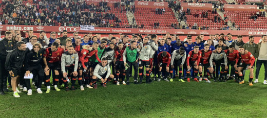 Jugadores del Mallorca y de la Selección Balear (Fotos: RCD Mallorca)