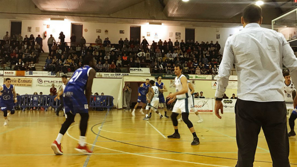 Acción defensiva del Hestia Menorca durante el partido (Fotos: Hestia Menorca)