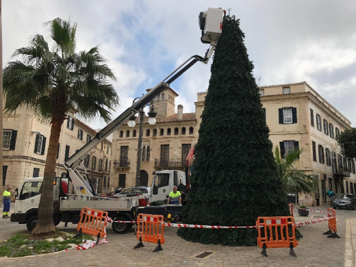 El ayuntamiento de Maó ya ha comenzado a adornar las calles para las fechas navideñas