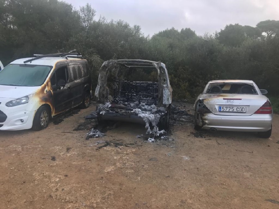 El incendio afectó a dos vehículos aparcados al lado del que sufrió el cortocircuito